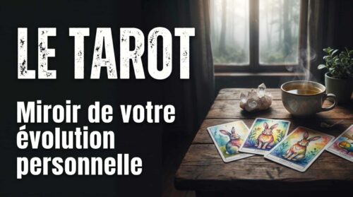 Jeu de tarot avec illustrations de lapins, cristaux et thé sur une table en bois, texte Le Tarot Miroir Évolution.