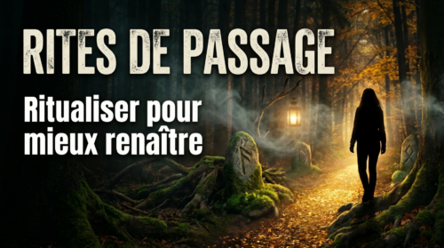 Vignette spirituelle avec silhouette dans une forêt moussue, runes et lanterne. Texte : RITES DE PASSAGE - Ritualiser pour mieux renaître.